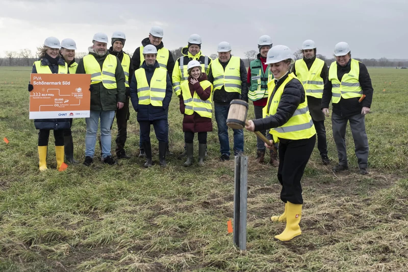 Posa del primo palo a Schönermark: la squadra in cantiere