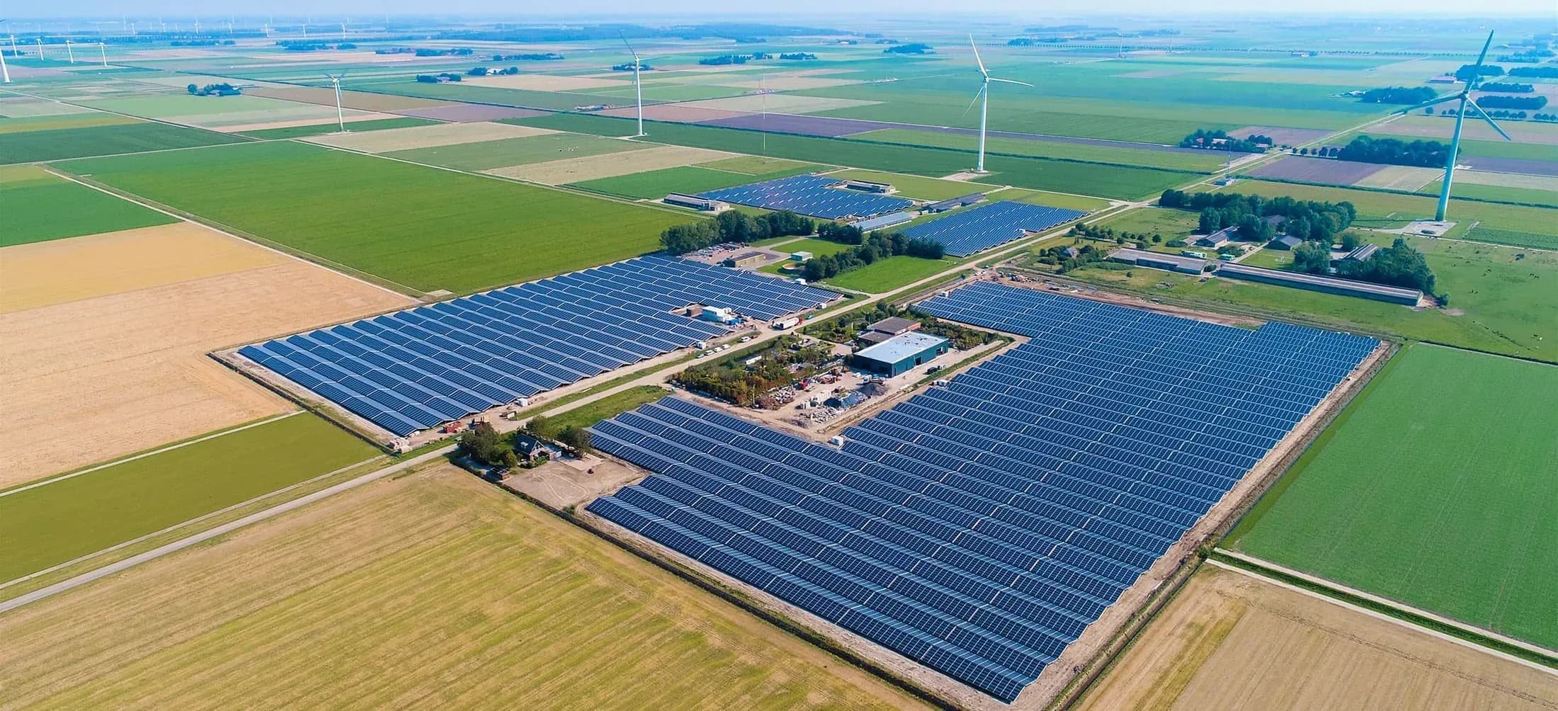 Vista aerea del parco solare di Lelystad nel polder di Flevoland