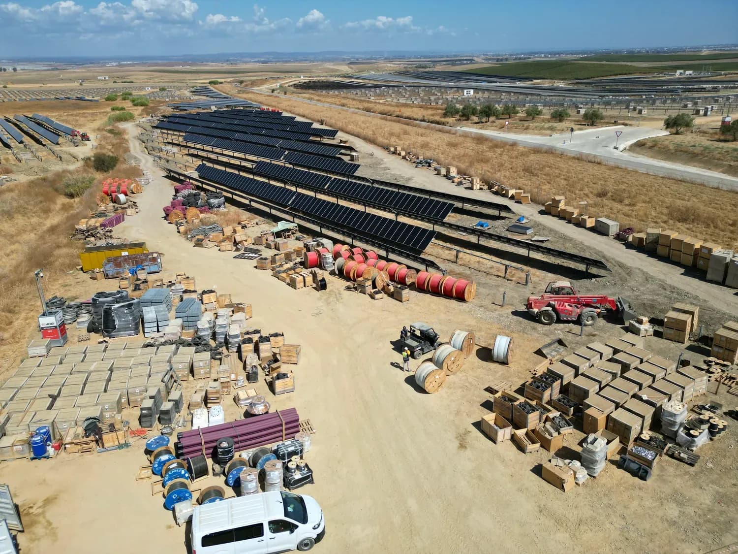 L'area logistica di Salteras con i materiali in consegna