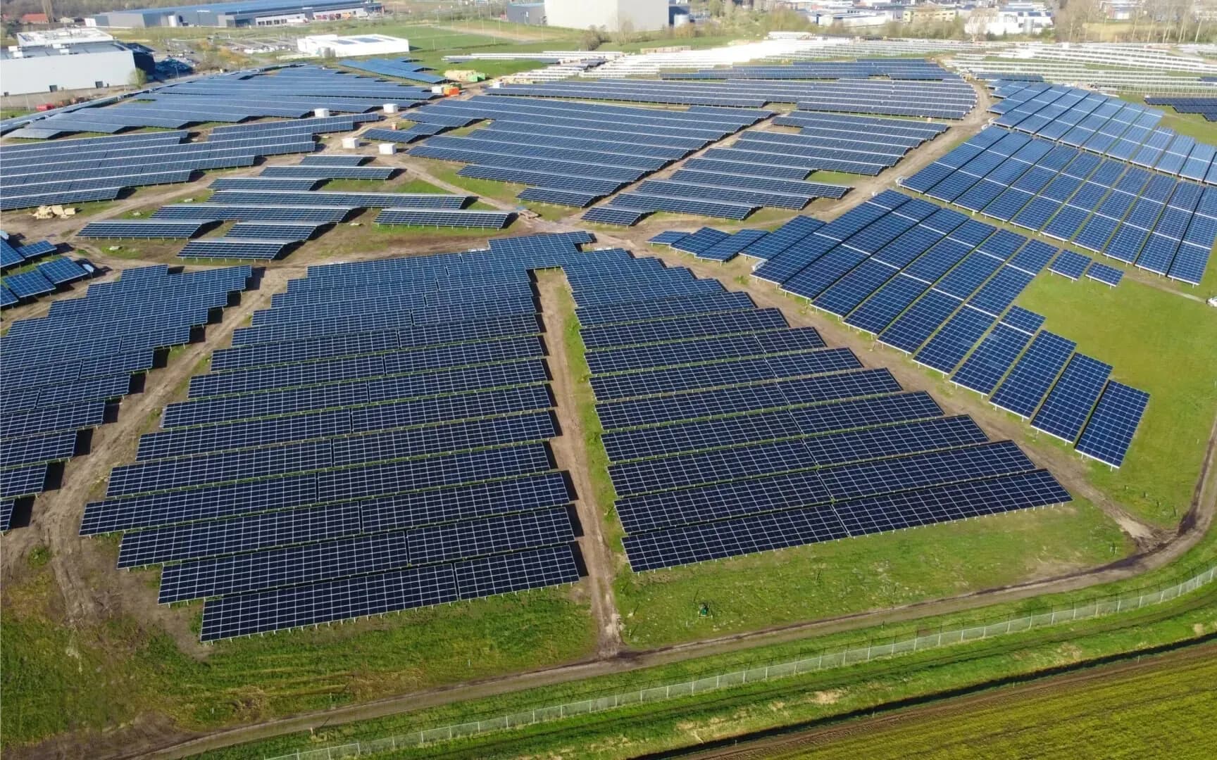 Vista aerea del parco solare Bavelse Berg sull'ex discarica di Breda
