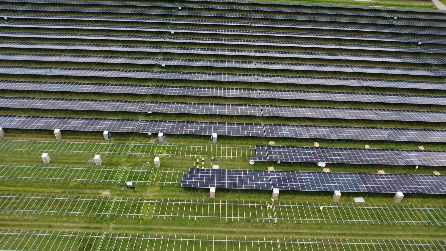 Montaggio dei moduli bifacciali in corso, agosto 2025