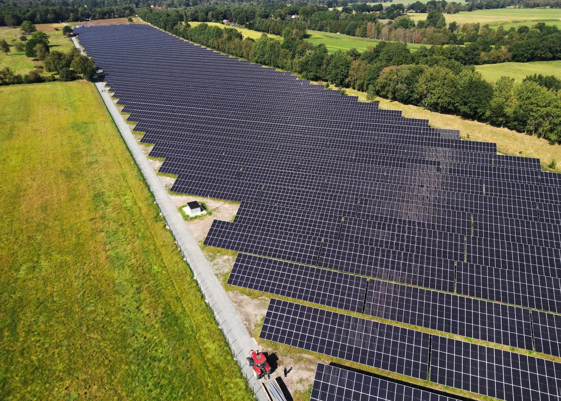 Vista aerea del parco solare di Hechthausen lungo la linea ferroviaria