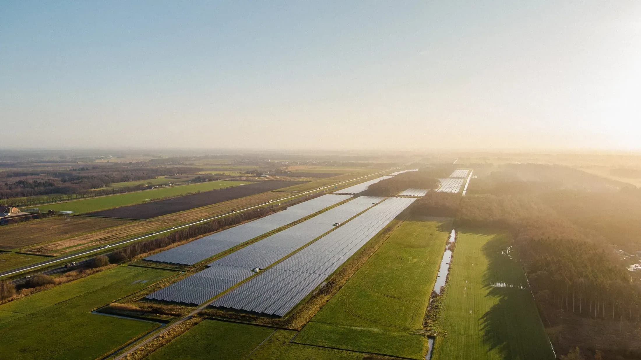 Il parco solare di Hollandscheveld al tramonto, vista aerea