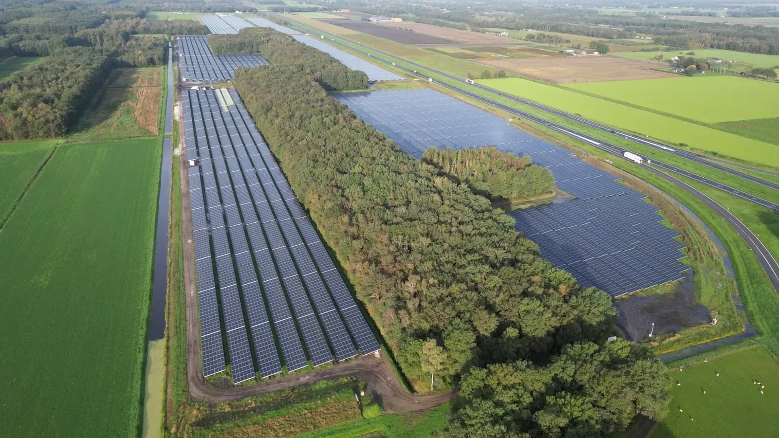 Hollandscheveld: le file di moduli lungo l'autostrada A37
