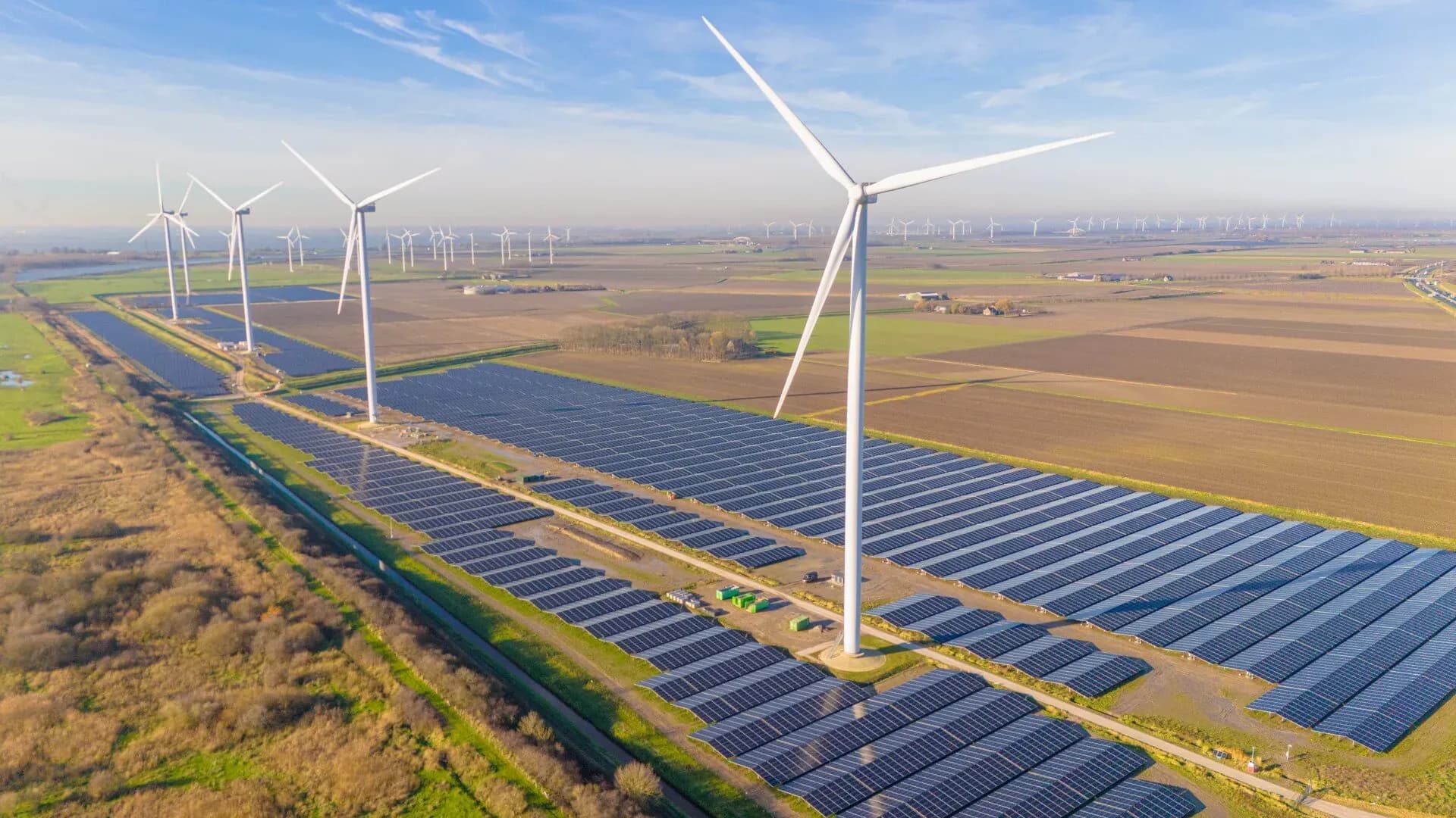 Il parco solare di Kabeljauwbeek fra le turbine eoliche, Ossendrecht
