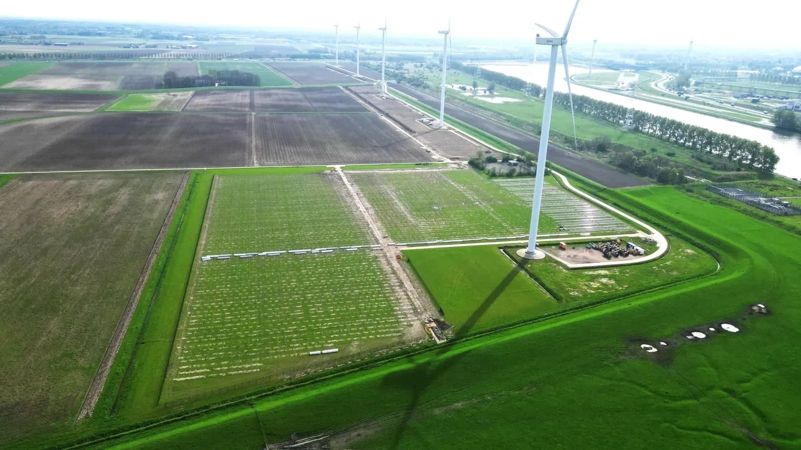 Vista aerea del cantiere di Ossendrecht con le strutture in montaggio