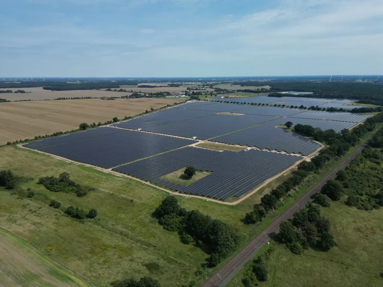 Il parco solare di Schönermark inserito nel paesaggio agricolo del Brandeburgo