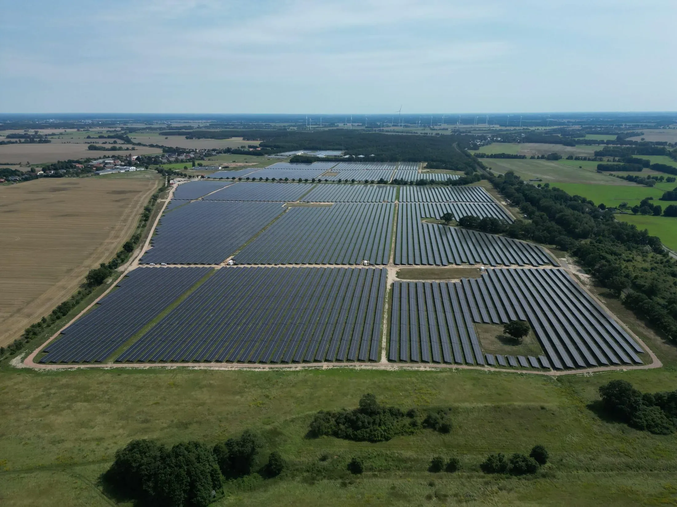 Vista aerea del parco solare di Schönermark completato, Brandeburgo