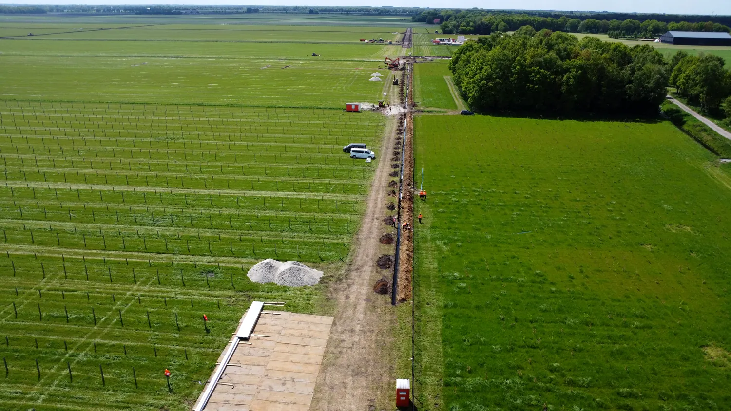 La posa dei cavidotti attraverso il campo di Bellingwolde, giugno 2025