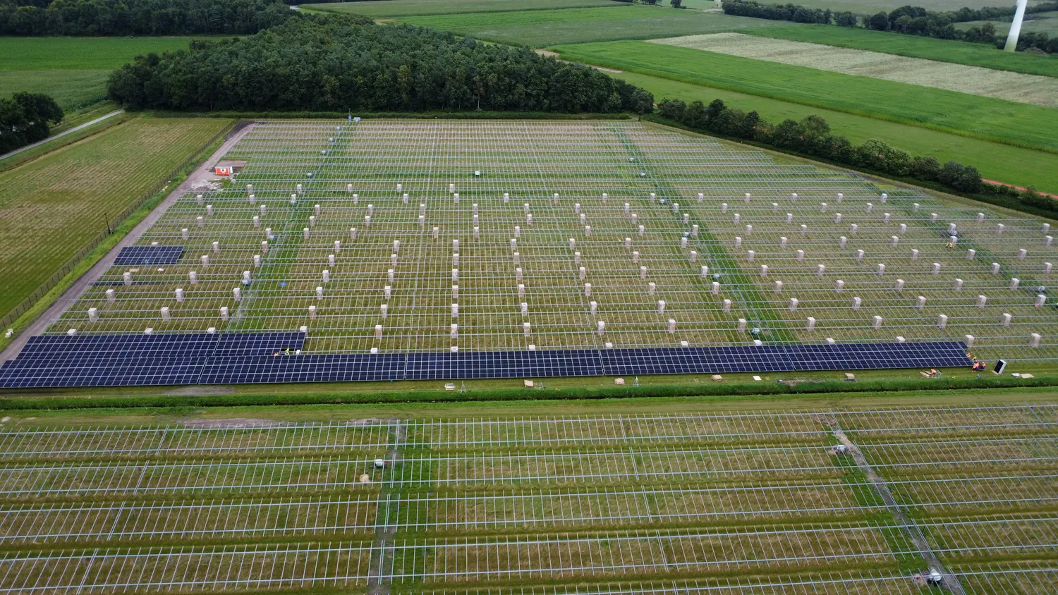 I primi moduli posati sulle tavole a Bellingwolde, fine luglio 2025