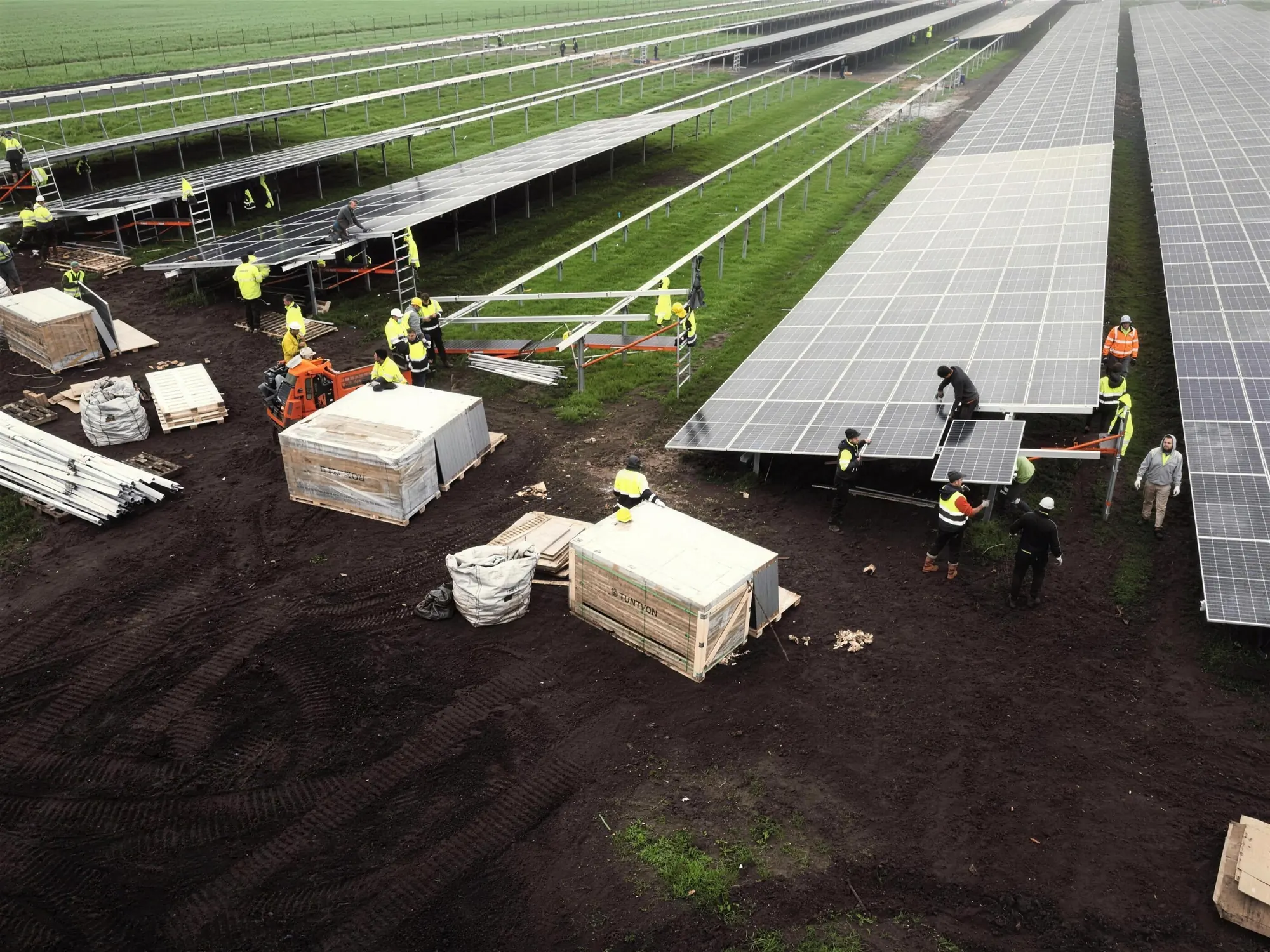 STRUTTURE — Il campo prende forma.